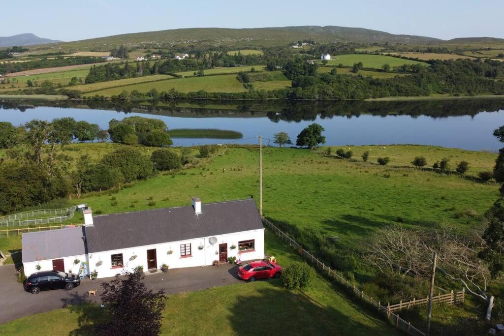 Granny'S Cottage, A Lovely Lakeside Cottage Donegal Town Exterior foto